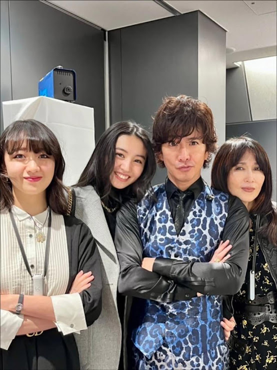 在母親節這大日子，木村拓哉和2名女兒心美及光希都爭相送花𠱁工藤靜香。