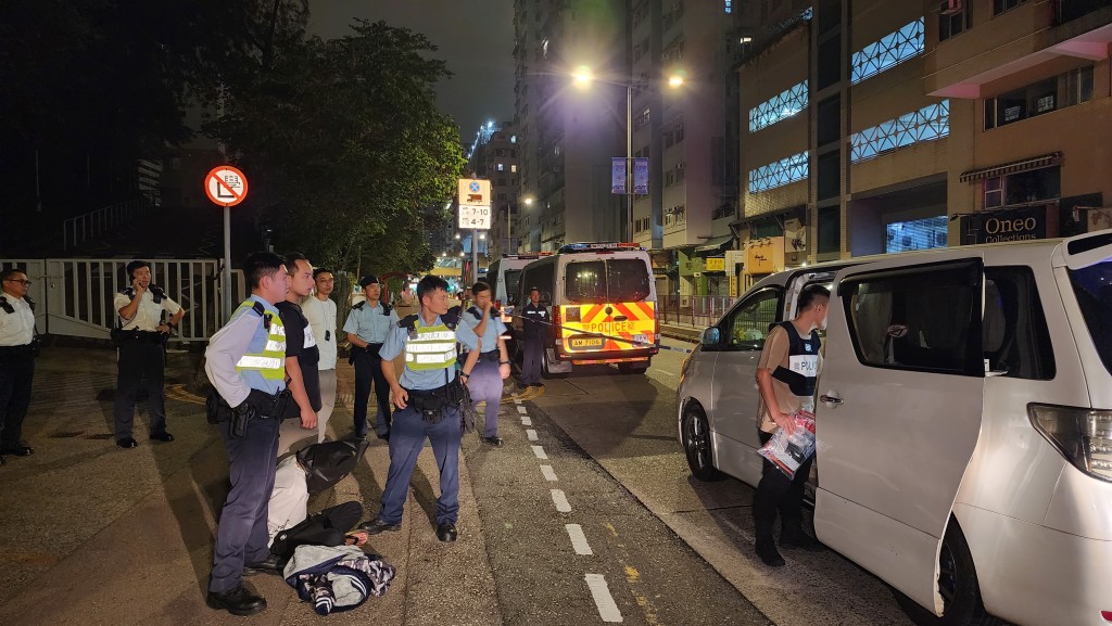 七人車男司機遇查逃走,當場被制服。 七人車男司機遇查逃走,當場被制服。