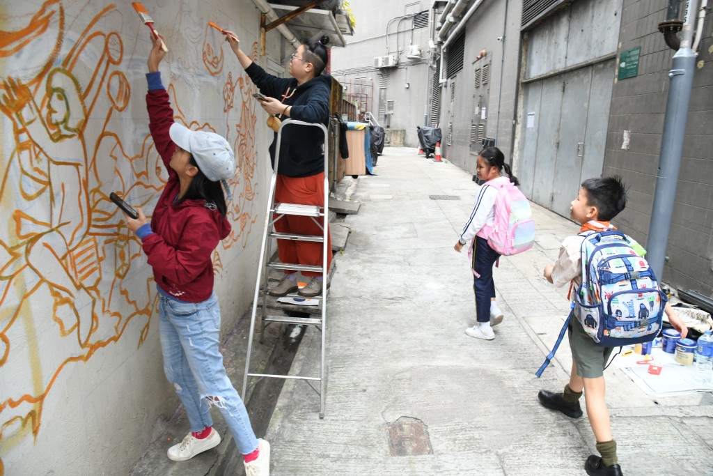 在香港，要合法涂鸦首先须先徵得墙壁业主的同意。