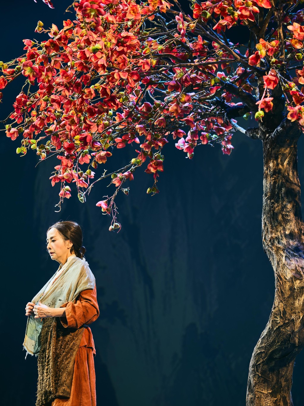 毛舜筠入行50年首踏台板，全情投入舞台劇演出。