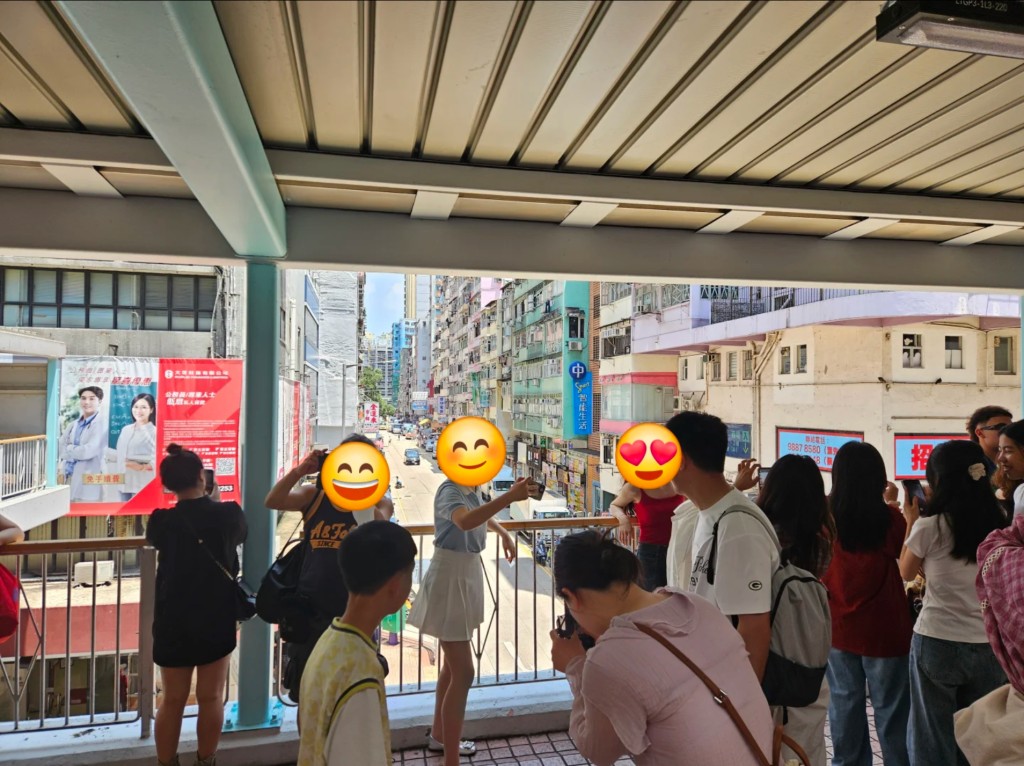 不少遊客到旺角行人天橋打卡。小紅書圖片 不少遊客到旺角行人天橋打卡。小紅書圖片