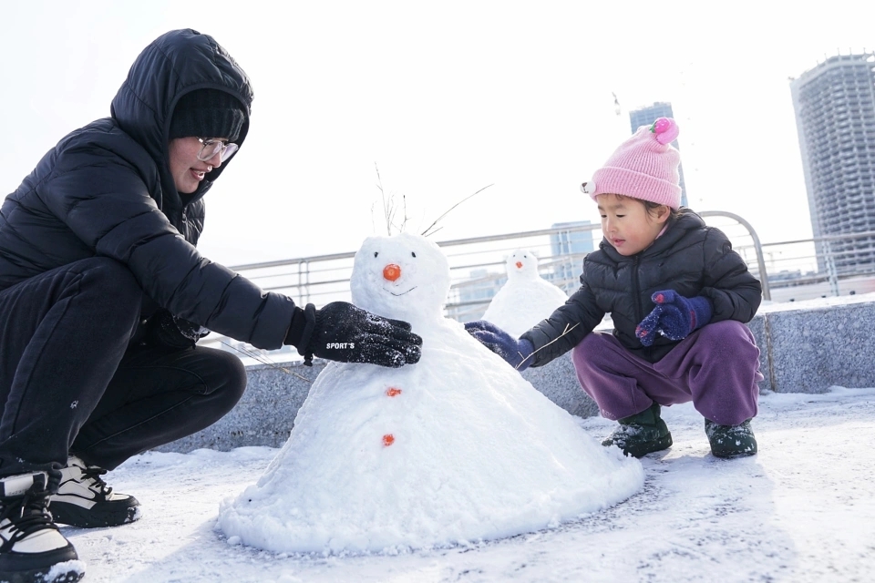雪後北京天朗氣清,市民盡享冬日雪趣。 北京日報 雪後北京天朗氣清,市民盡享冬日雪趣。 北京日報