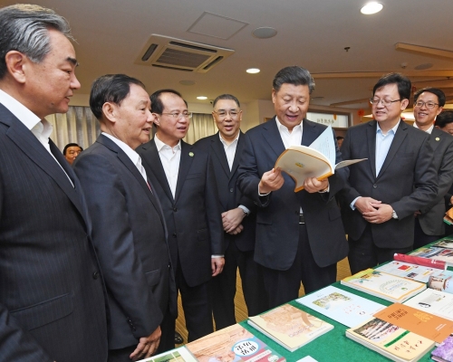 習近平早上探訪氹仔濠江中學附屬英才學校。澳門新聞局圖片