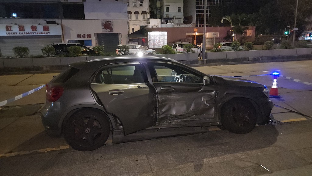 平治私家車車門損毀。黎志偉攝 平治私家車車門損毀。黎志偉攝