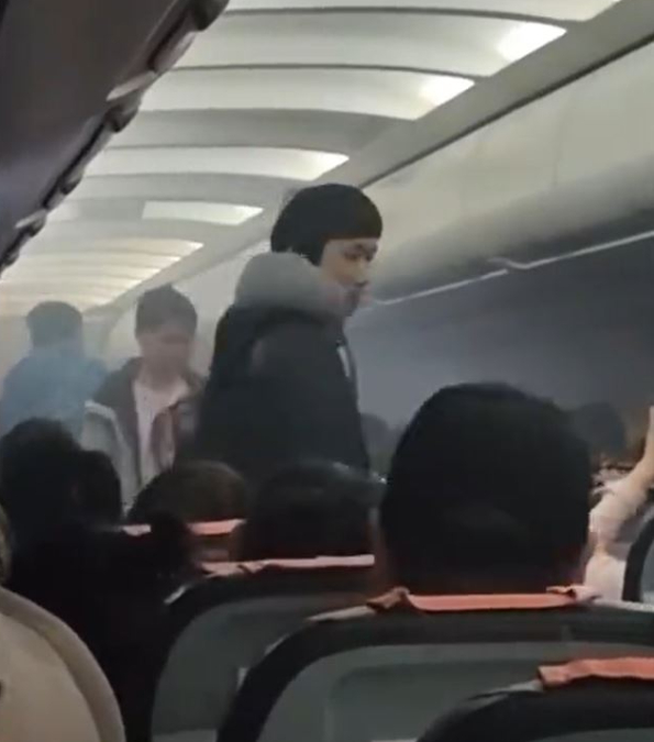 前段機艙乘客不斷往後暫避濃煙。影片截圖