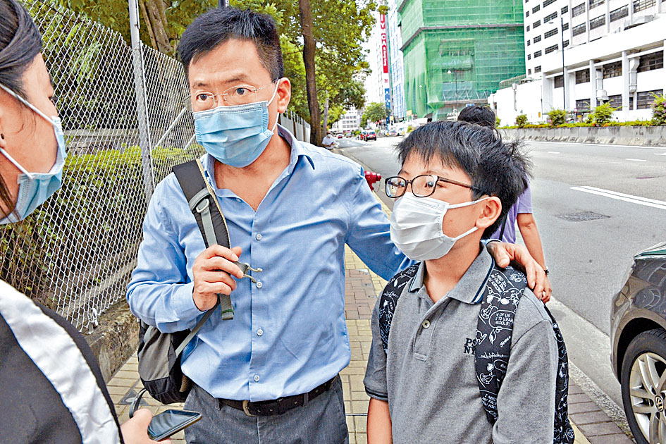 李先生（左）冀儿子在官津中学打好学术基础，加上小学在国际学校体验，更利日后赴海外升学。　