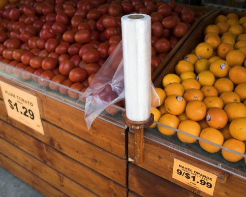 這項禁膠袋令將於明年3月實施。AP