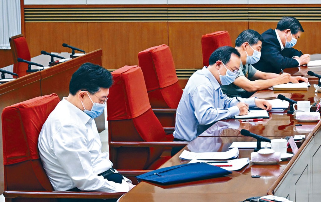 網絡上流傳秦剛（左）6月9日參加由總理李強主持國務院會議的照片，只見他垂頭休息、坐姿不正。