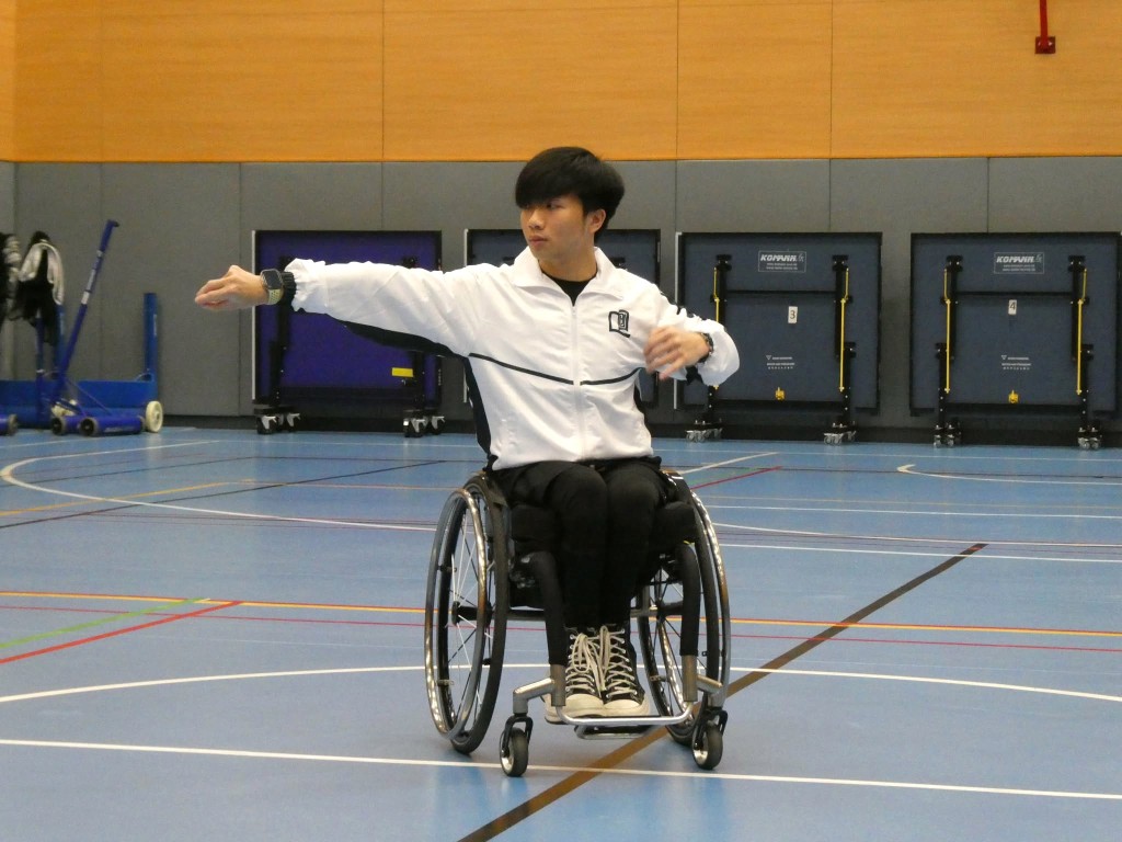 余俊延過去曾參與馬拉松輪椅賽、輪椅籃球等運動，今年1月亦曾參與前往吉隆坡的交流團。