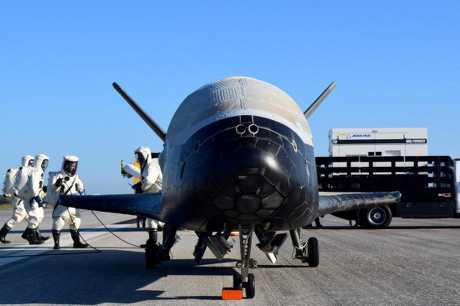  X-37B軌道測試飛行器2017年攝於佛州甘迺迪太空中心。路透社