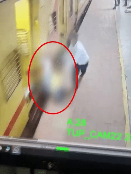 印度大媽失足，月台上一名男子追上幫忙。