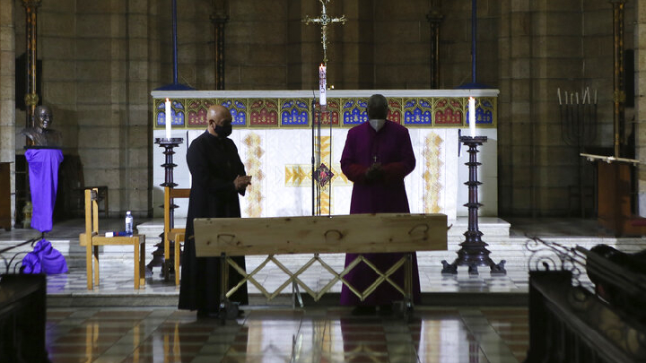 屠图的遗体被移送到开普敦的圣乔治大教堂，让公众瞻仰遗容。（美联社）