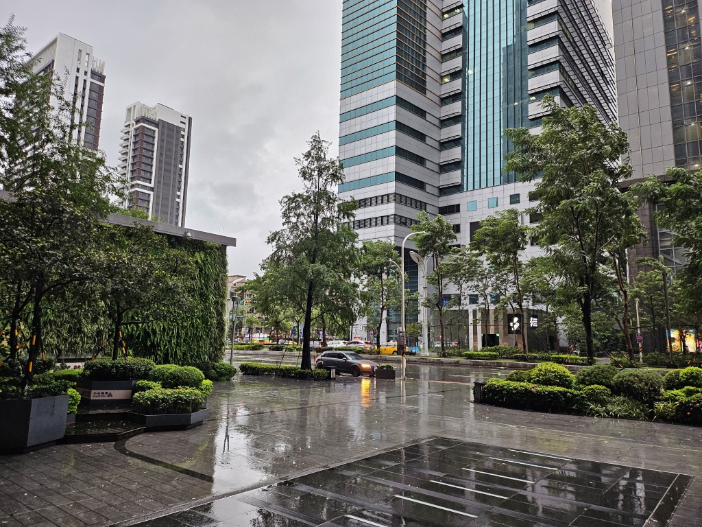 台灣現時風雨交加。