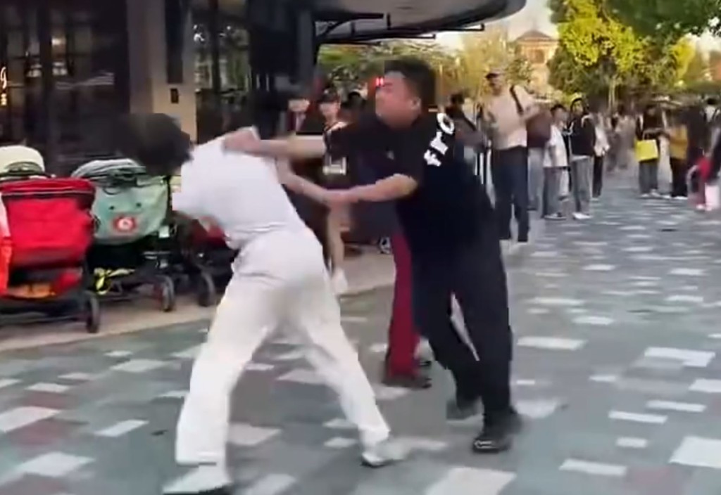 白衣男因勸阻吸煙被黑衣漢追打。小紅書