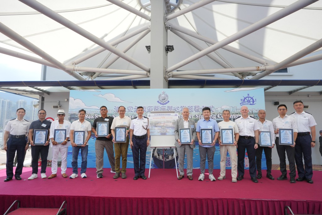 水警港外警區舉辦「海上安全講座暨無毒約章簽署儀式2026」，來自水警東、西、北分區的業界代表共同簽署約章。