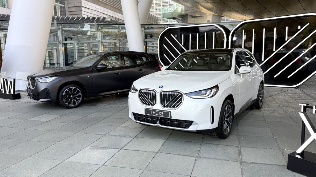 (左起)寶馬全新X3 20 xDrive M Sport Edition及X3 20 xDrive二款四驅型號，意向價HK$549,000起。