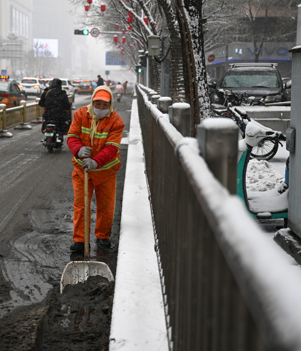 清潔工在內蒙古清理街上積雪。新華社