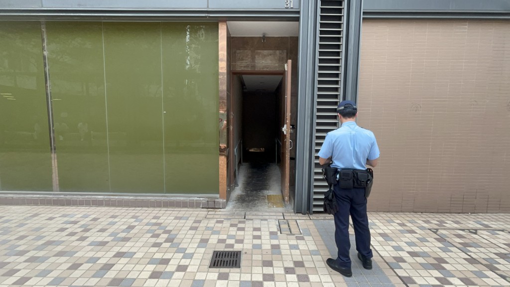 酒樓後門被賊人撬開。