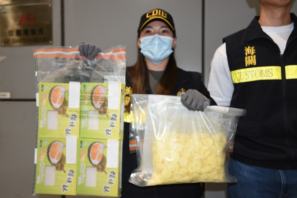 海关在46盒的榴槤酥中检获6.4公斤可卡因。