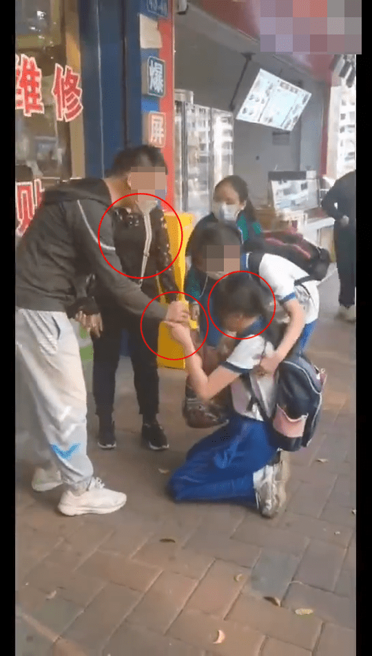 影片開頭見到一名女生跪在地上，她面前有一名老婦及一名男子。男子將一疊金錢交到女生手上。