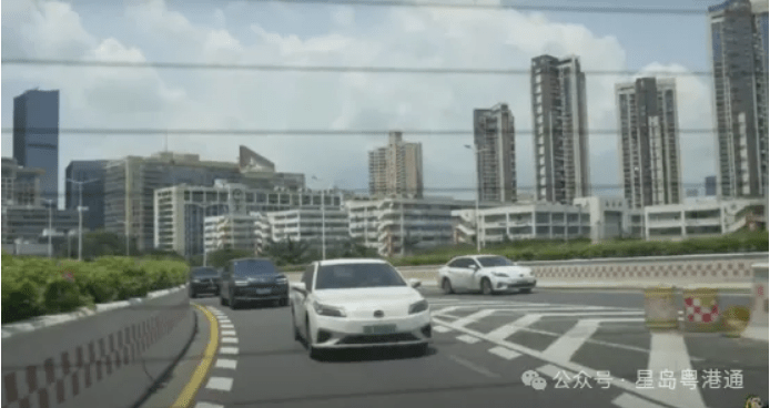 館長看到一路的風景、高樓直呼，台灣這種景色少，大陸這種景真的是多到爆，當個深圳人，觀光就有很多地方都可以跑。