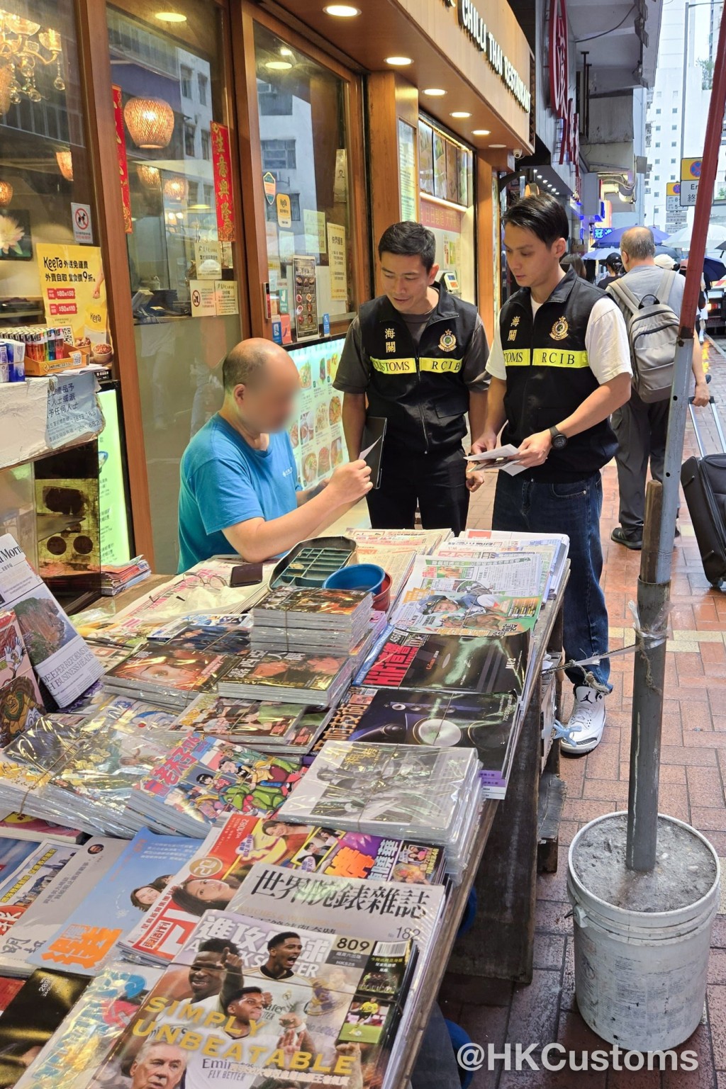 海关于5月中旬亦高调巡查报摊，加强反私烟宣传。香港海关fb