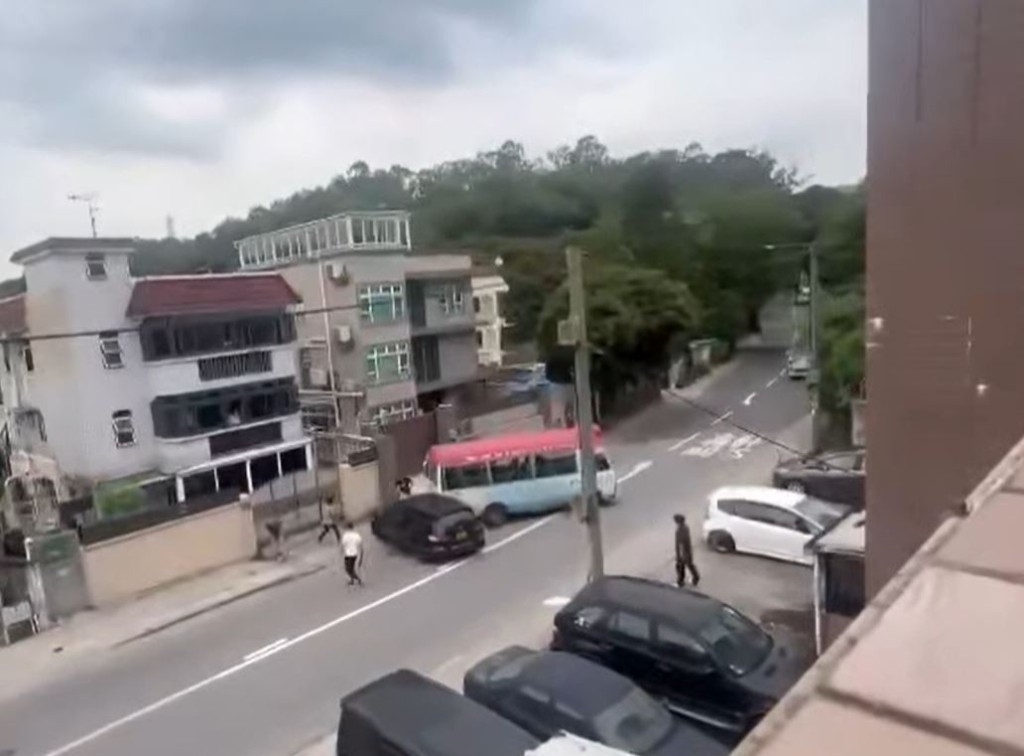 小巴再倒後撞向黑色私家車。fb馬路的事討論區影片截圖