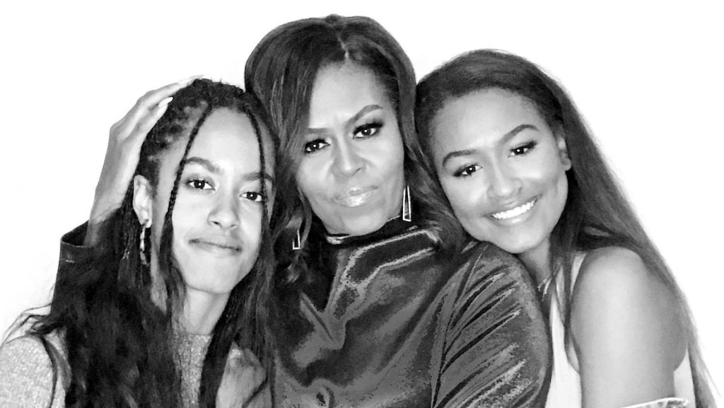 米歇爾與兩個女兒瑪利亞和薩莎。 FB / Barack Obama