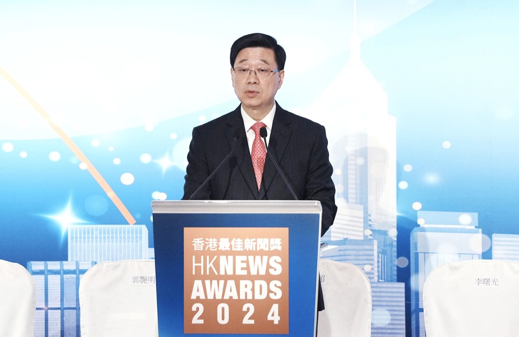 李家超今日( 9日 )出席「2024香港最佳新聞獎」頒獎禮。汪旭峰攝 李家超今日( 9日 )出席「2024香港最佳新聞獎」頒獎禮。汪旭峰攝