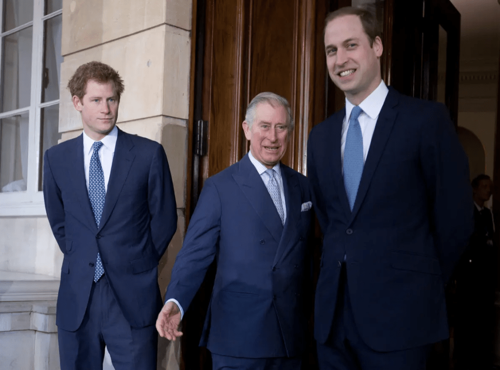 哈里新书中又提到，戴妃离世后，他和兄长威廉（Prince William）向仍是王储的父亲英王查理斯三世（King Charles III）承诺，会视卡米拉（Queen Consort Camilla）为家人，但大前提是查理斯不会与卡米拉结婚。