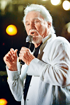 美国乡谣界殿堂级男歌手Kenny Rogers前晚去世，享年81岁。