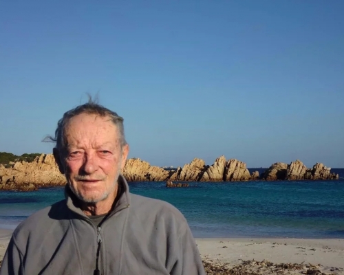 意大利81歲老翁獨守孤島逾30年，被政府迫走結束冒險生涯。FB圖