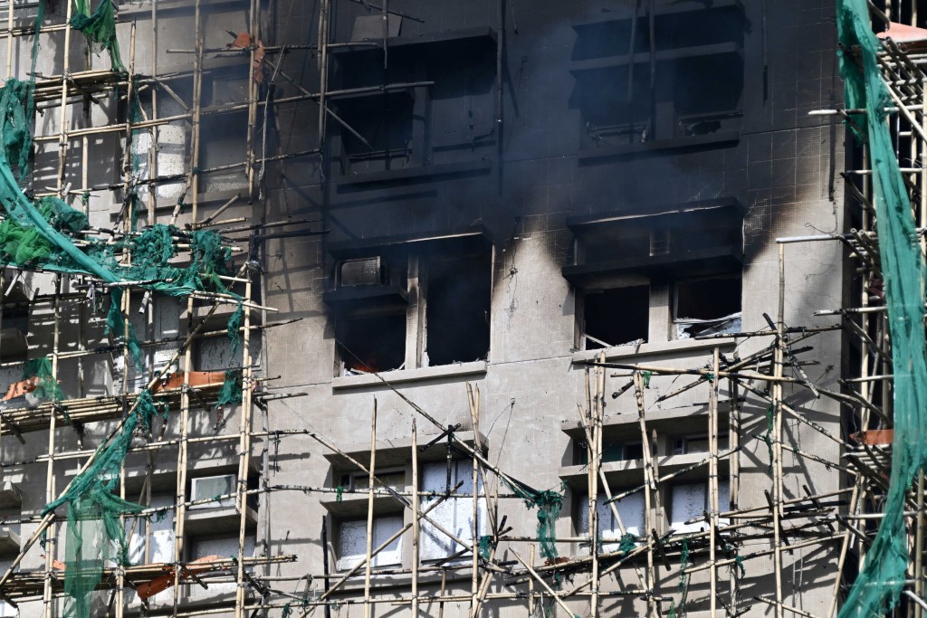 大廈外牆的保護網全被燒毀。蘇正謙攝 大廈外牆的保護網全被燒毀。蘇正謙攝