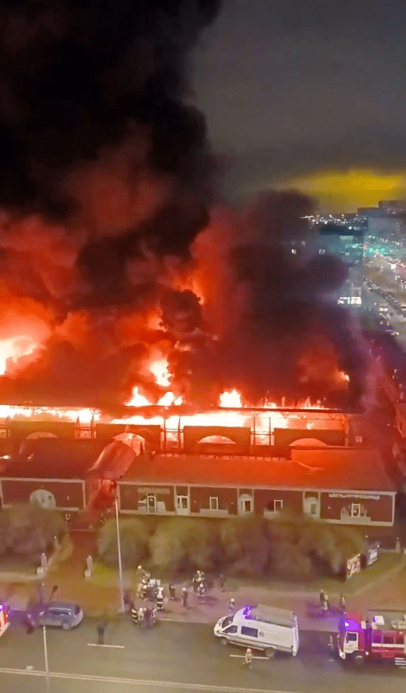 俄羅斯聖彼得堡市一個大型兩層市集周三（10日）發生嚴重火災，火勢迅速蔓延，導致至少一人死亡，一人重傷。X@Jpod_art