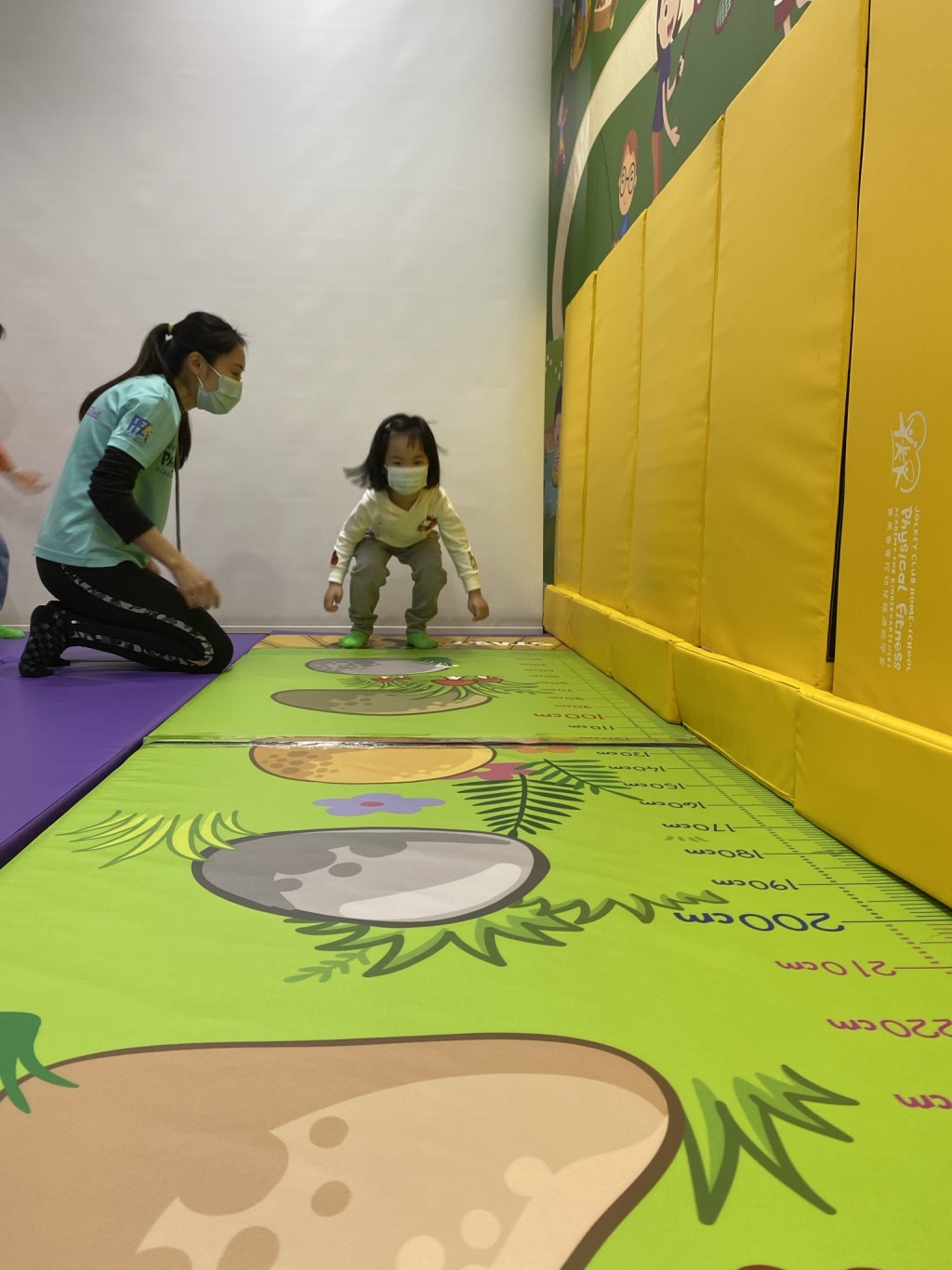 如立定跳遠未達標，可進行前跨步及後跨步練習，以鍛煉下肢肌力及動態平衡。