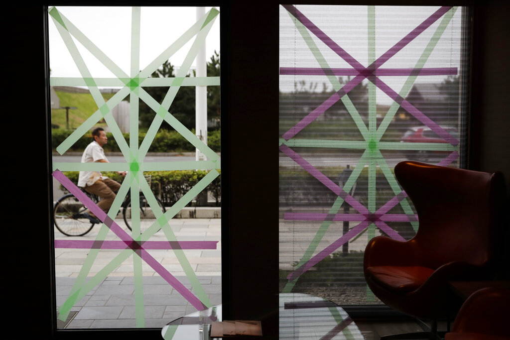 日本居民做防護措施。AP