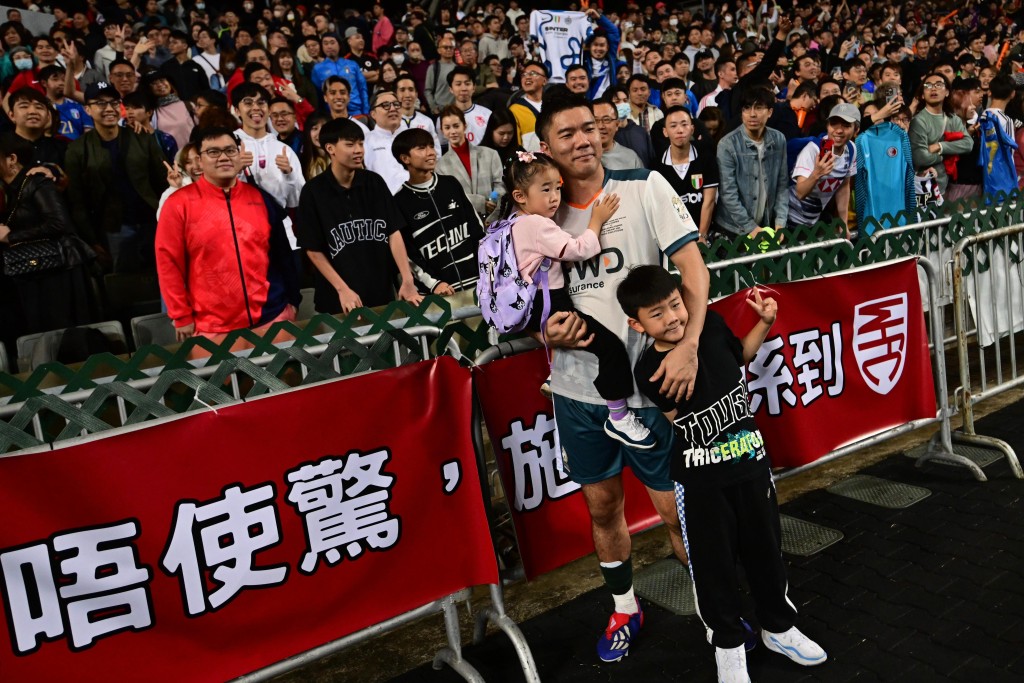  賀歲盃比賽，陳肇麒與子女合照。 