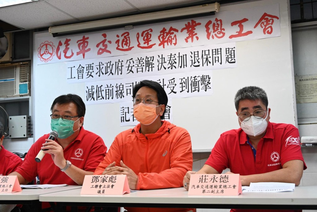 協助工會的工聯會立法會議員鄧家彪（左）。