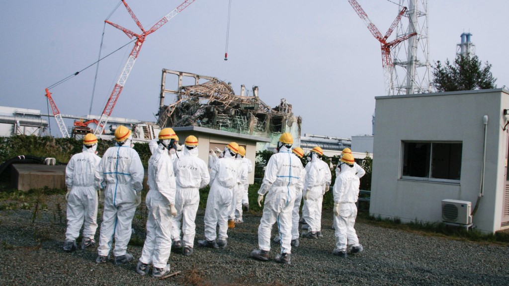 2011年10月11日，東日本大地震發生7個月後，IAEA國際修復專家團成員檢查福島第一核電廠3號反應堆。 路透社資料圖