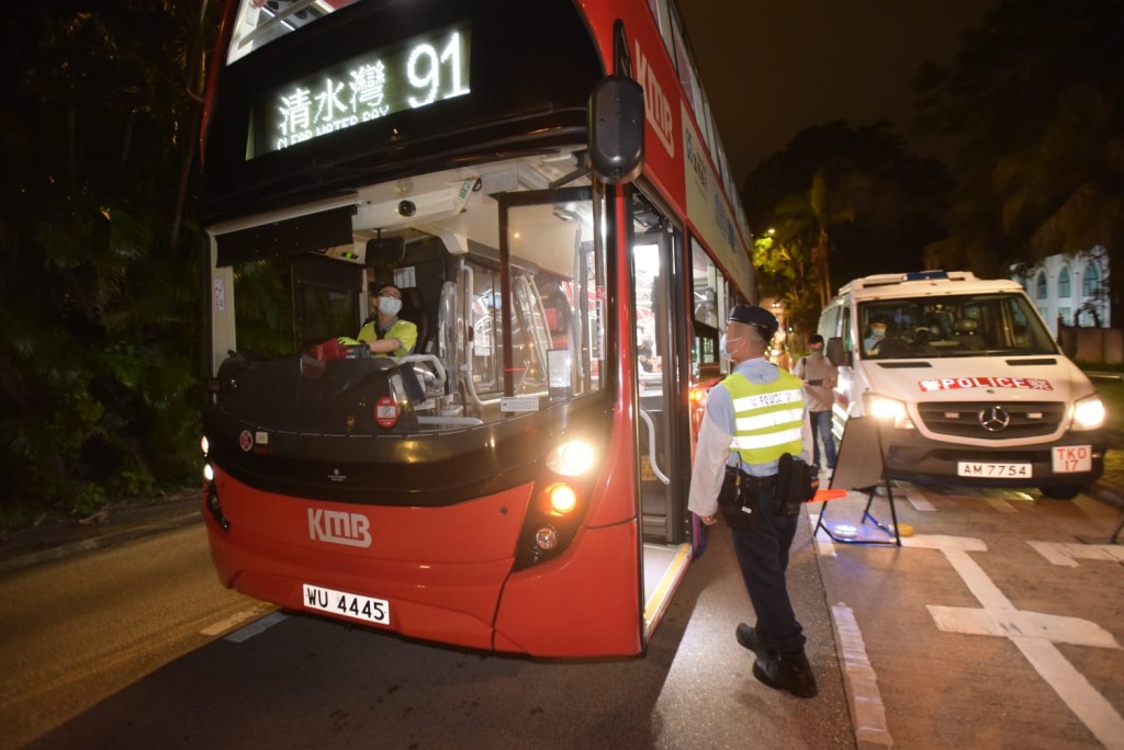 警方在清水灣道設置路障查車。