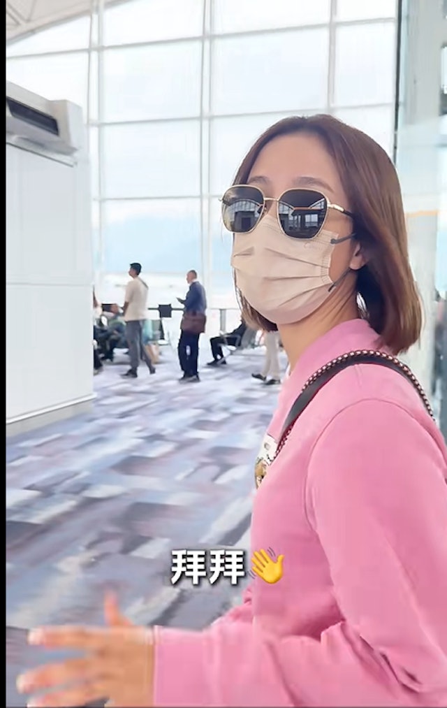 影片曝光後,有網民留意到楊茜堯沒有孭名牌包包,留言表示:「她好樸素,見過幾次包都是老款,也沒有背很貴的」 影片曝光後,有網民留意到楊茜堯沒有孭名牌包包,留言表示:「她好樸素,見過幾次包都是老款,也沒有背很貴的」