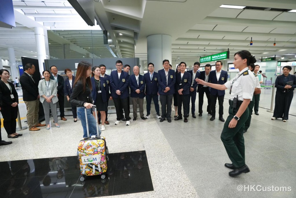 名譽會長們親身了解旅客清關、貨運流程及海關搜查犬示範。 名譽會長們親身了解旅客清關、貨運流程及海關搜查犬示範。