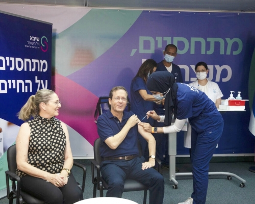 以色列最近開始替年長者施打第三針疫苗追加劑。AP相片
