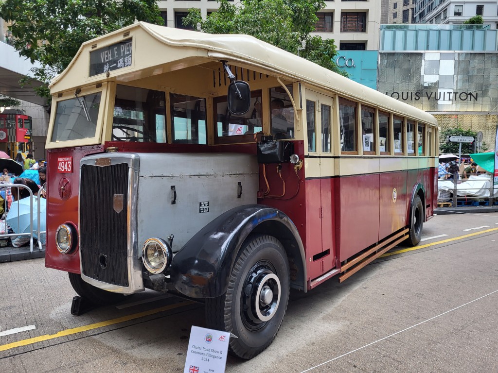 2024年中环遮打道老爷车展，全场最热闹的打卡位置，就是今年由Island Vintage Bus特别借出来展览的1949年「白水箱」Tilling Stevens Bus古董巴士。 