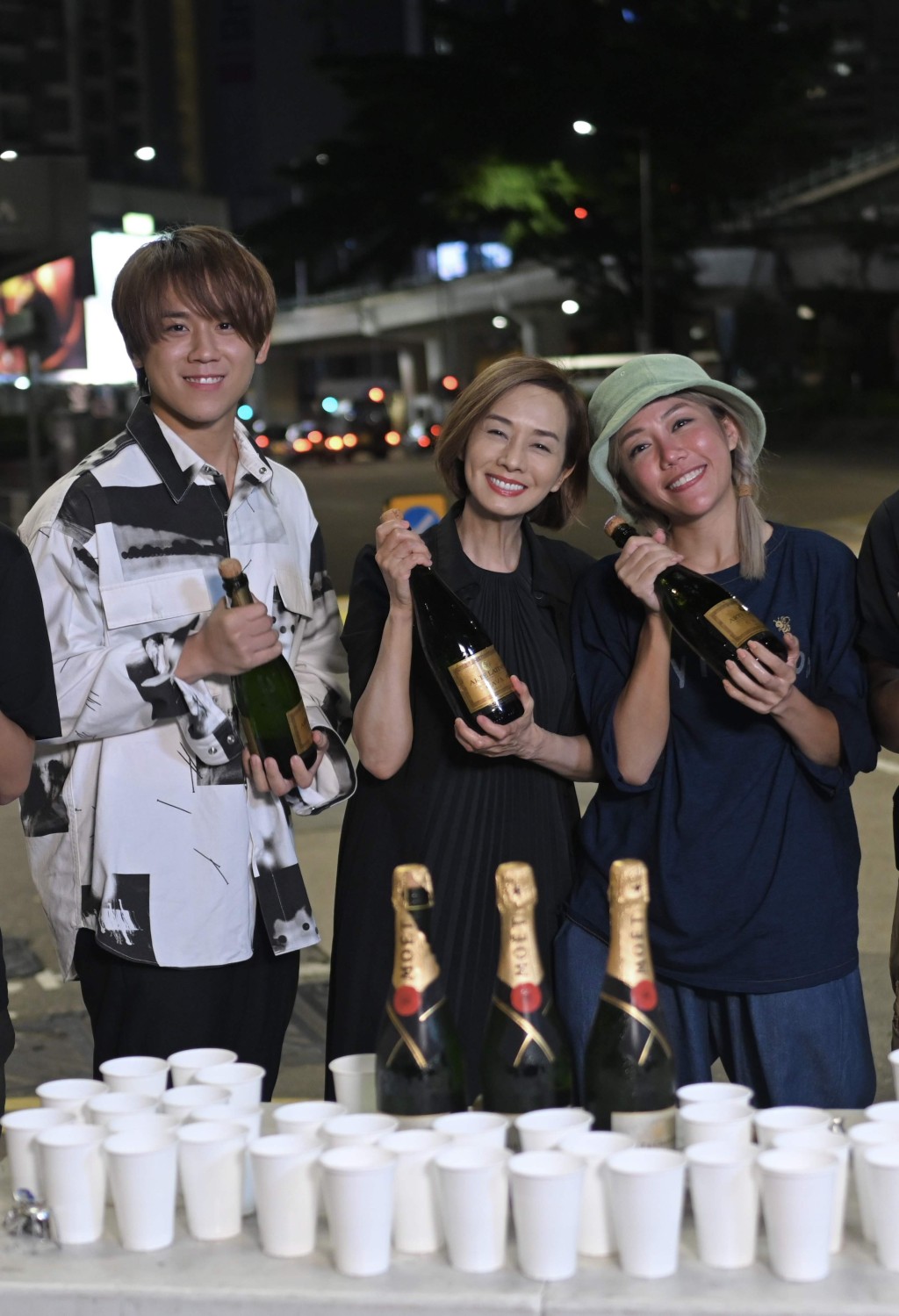 電影煞科當天，姜濤、毛姐及彭秀慧齊開香檳。
