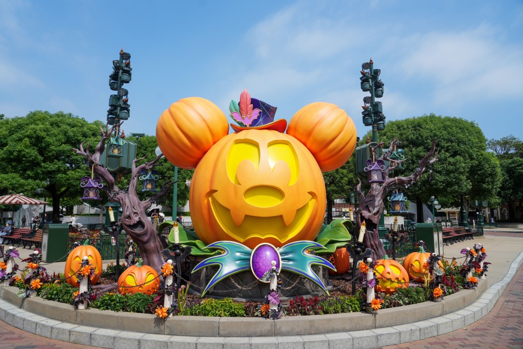 今年香港迪士尼樂園將於9月13日至10月31日舉行「Disney Halloween Time」萬聖節活動，園內換上主題裝飾。（歐樂年攝）