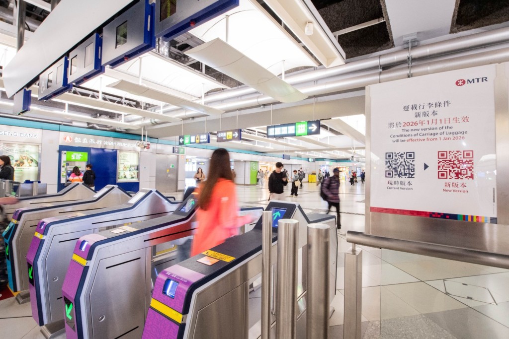 港鐵站及輕鐵車站會張貼新告示，讓乘客了解由元旦起，禁止攜帶電動可移動工具進入港鐵範圍的新規定。