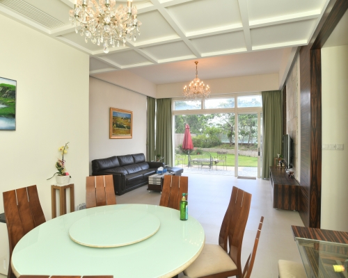 客飯兩廳分別掛上圓形水晶吊燈，設計典雅。