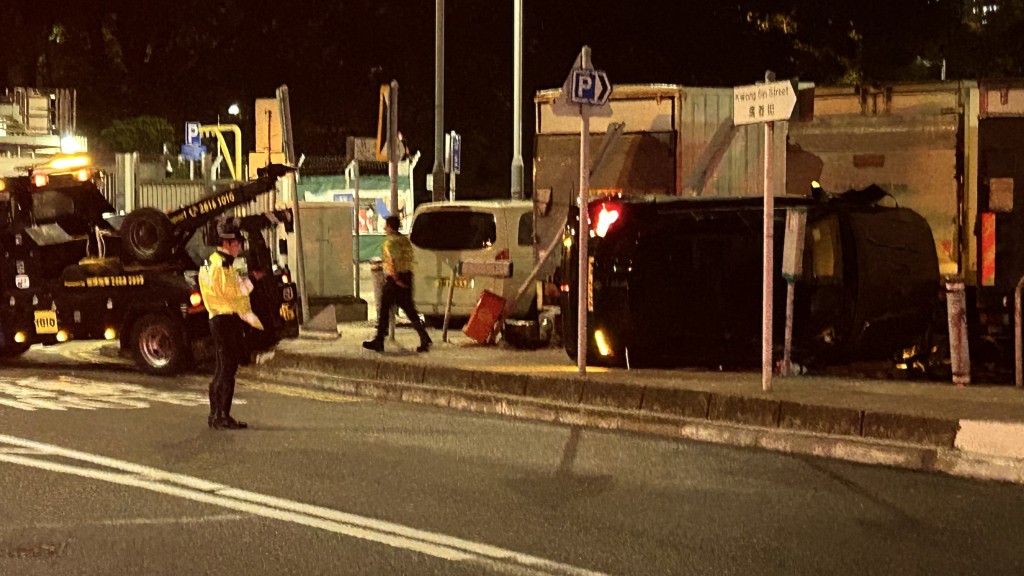 私家車由拖車拖走。蔡楚輝攝