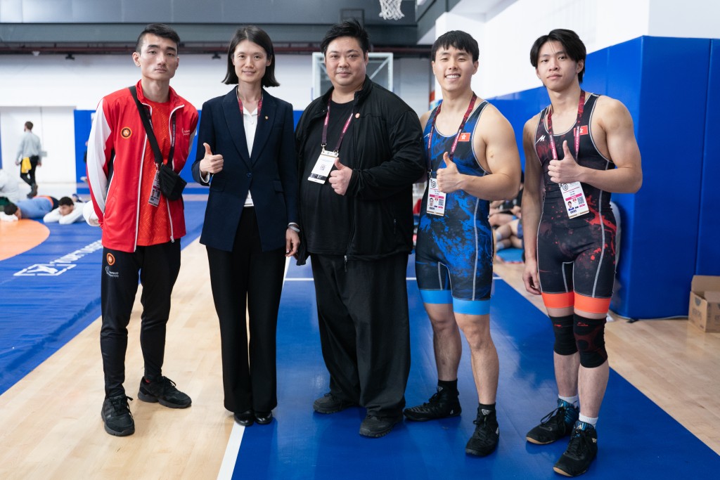 香港代表團賽後與國際摔聯官員張曄（左2）交流合照。 中國香港摔跤總會圖片